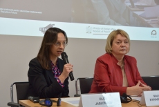 przy stole prezydialnym siedzi przedsrawiciel MSZ, przemawia przez mikrofon, obok dyrektor KSAP